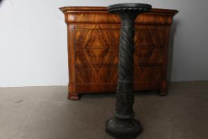 Antica colonna primi 900 dipinta  a bronzo con rilievi a scena classica e personaggi .   Mis h 90 